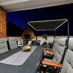 Four Bedroom With Hot Tub *