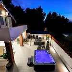 Four Bedroom With Hot Tub Pašman