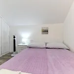 Four Bedroom With Hot Tub Tatil Evi Pašman
