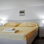 Four Bedroom With Hot Tub Pašman