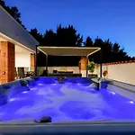 Four Bedroom With Hot Tub Pašman