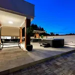 Tatil Evi Four Bedroom With Hot Tub Pašman