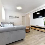 Tatil Evi Four Bedroom With Hot Tub Pašman
