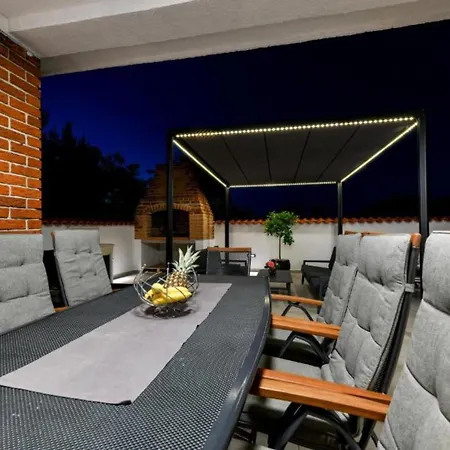 Four Bedroom With Hot Tub *