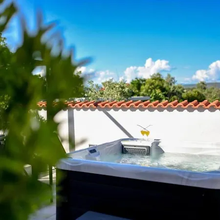 Four Bedroom With Hot Tub *