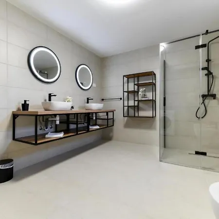 Four Bedroom With Hot Tub Pašman