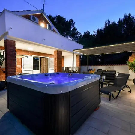 Four Bedroom With Hot Tub