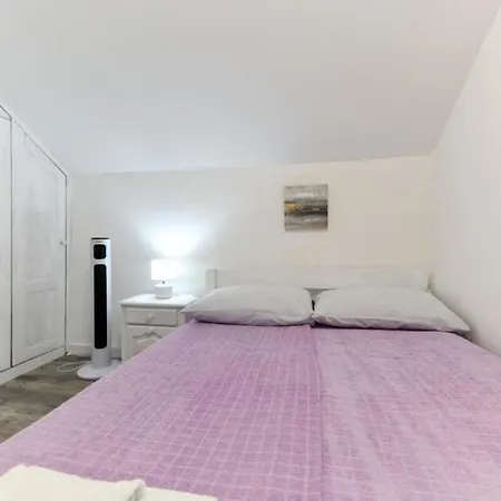 Four Bedroom With Hot Tub Prázdninový dům Pašman