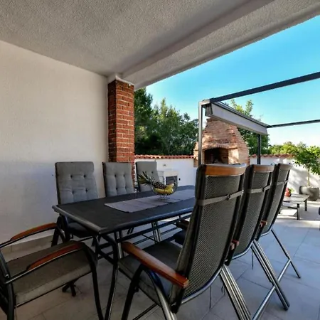 Four Bedroom With Hot Tub Prázdninový dům Pašman