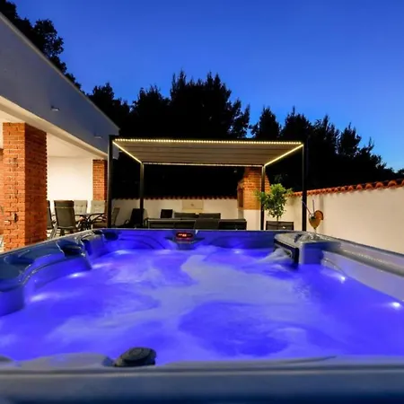 Four Bedroom With Hot Tub Pašman