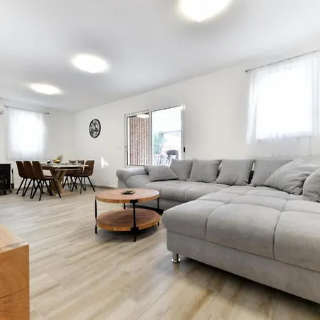 Four Bedroom With Hot Tub *