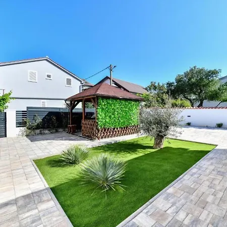 Four Bedroom With Hot Tub Pašman