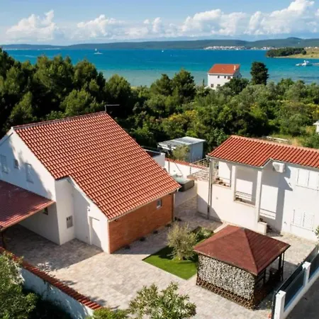 Four Bedroom With Hot Tub Pašman