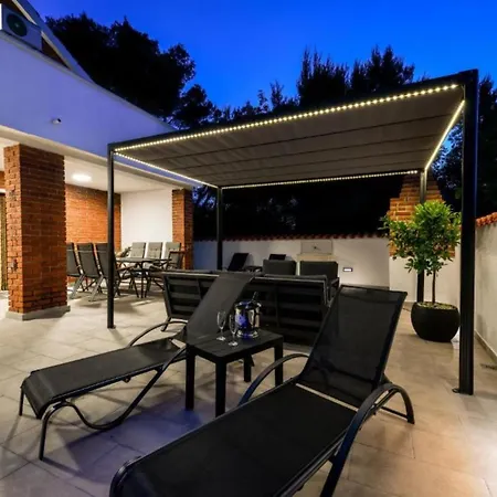 Prázdninový dům Four Bedroom With Hot Tub *