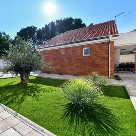 Prázdninový dům Four Bedroom With Hot Tub *
