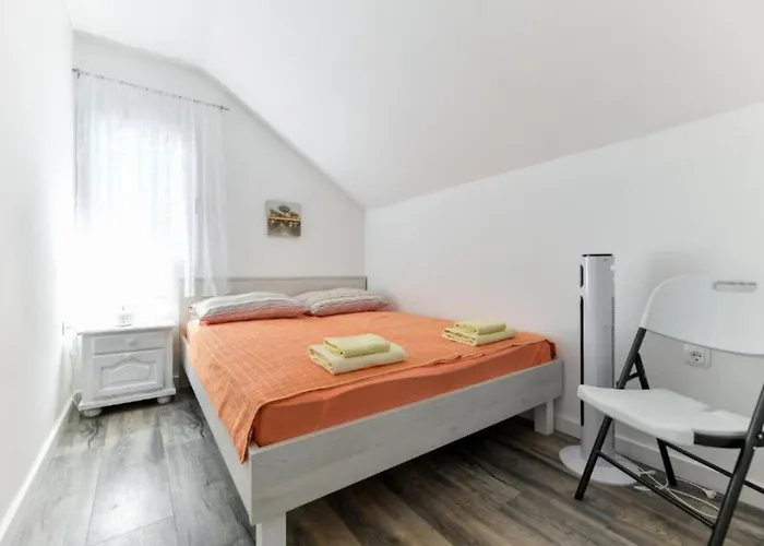 Dom wakacyjny Four Bedroom With Hot Tub Pašman