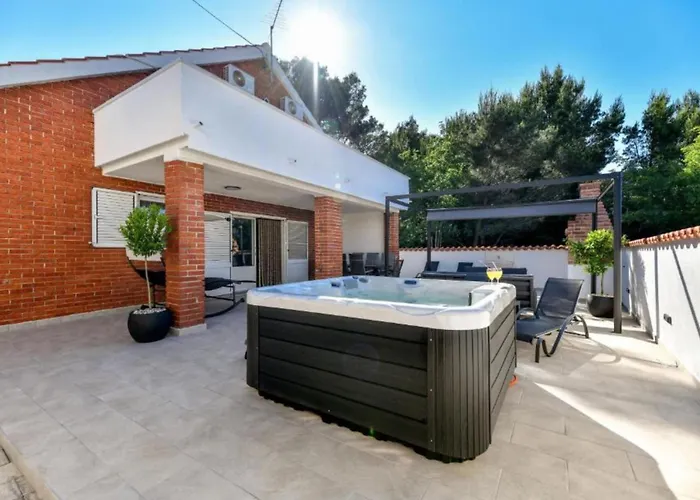 Dom wakacyjny Four Bedroom With Hot Tub