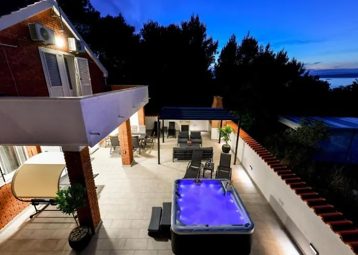 Four Bedroom With Hot Tub Pašman