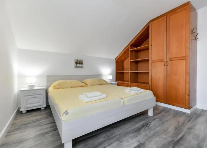 Four Bedroom With Hot Tub * Pašman