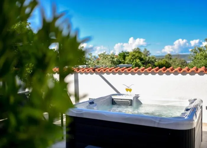 Four Bedroom With Hot Tub *