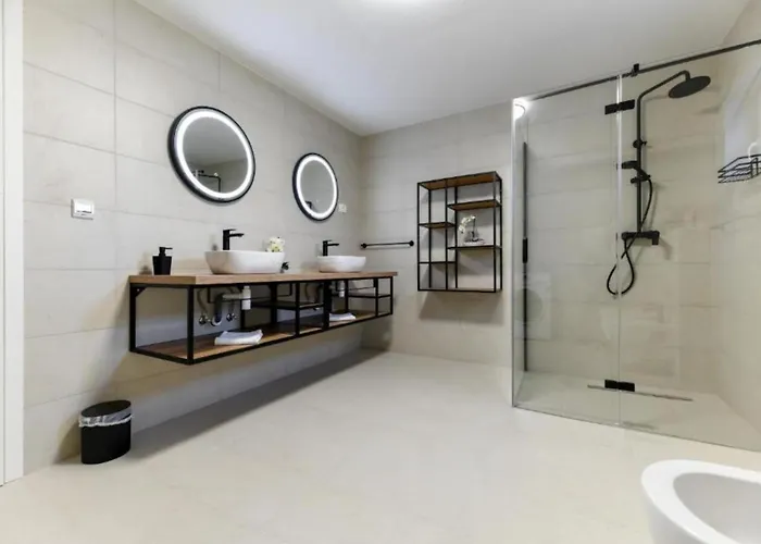 Four Bedroom With Hot Tub Pašman