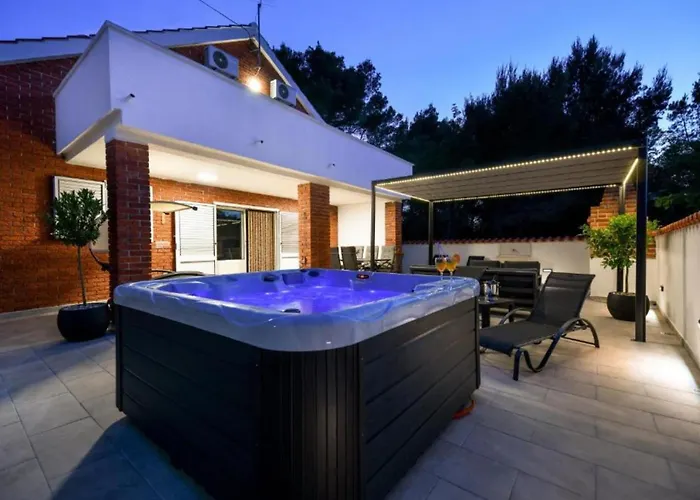 Four Bedroom With Hot Tub