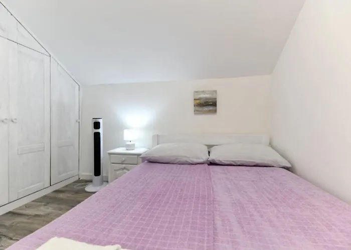 Four Bedroom With Hot Tub בית נופש Pašman