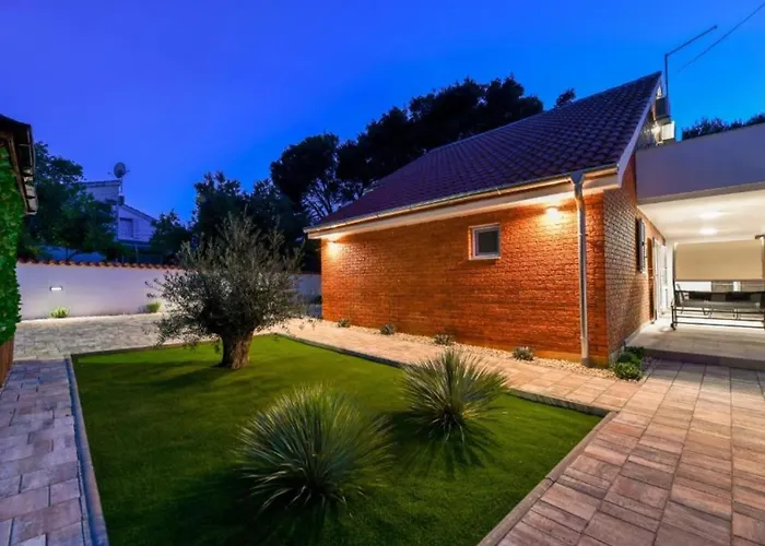 Four Bedroom With Hot Tub *