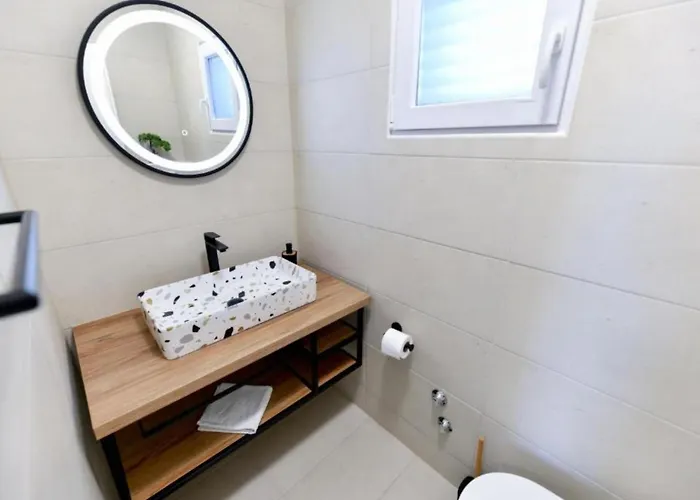 Four Bedroom With Hot Tub * Pašman