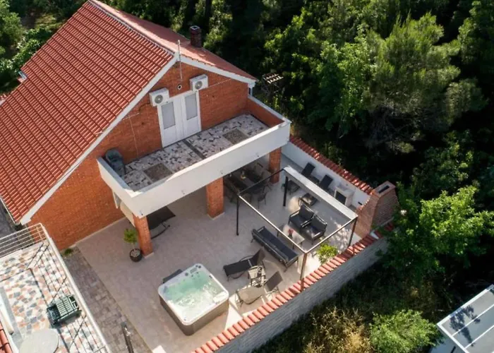 Dom wakacyjny Four Bedroom With Hot Tub