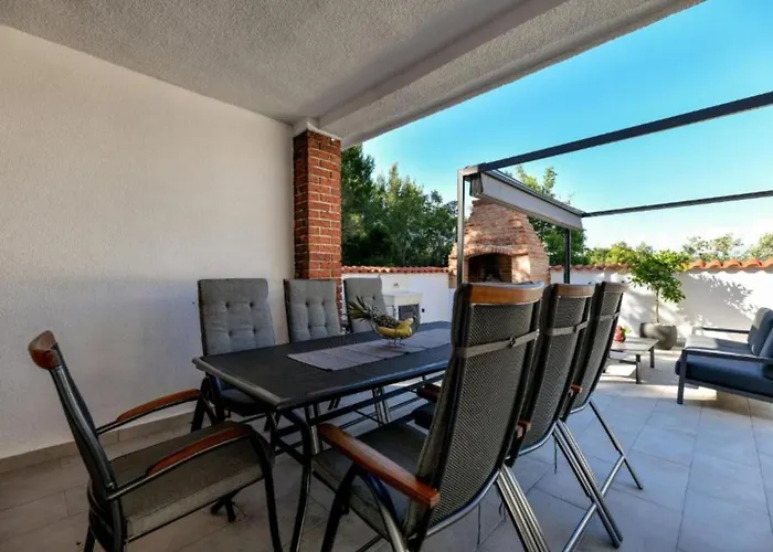 Four Bedroom With Hot Tub Dom wakacyjny Pašman
