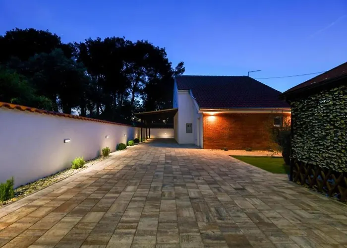 Dom wakacyjny Four Bedroom With Hot Tub Pašman