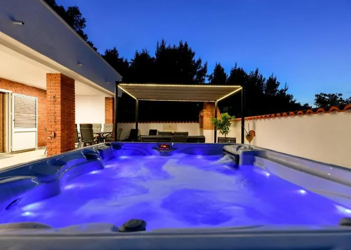 Four Bedroom With Hot Tub Pašman
