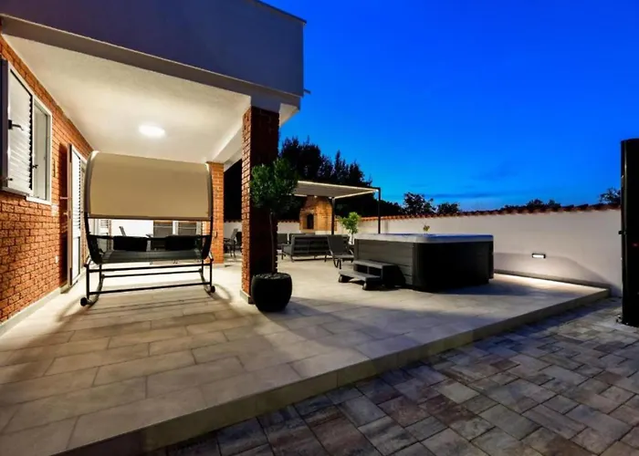 בית נופש Four Bedroom With Hot Tub Pašman
