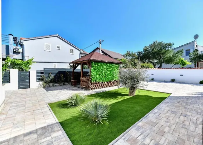 Four Bedroom With Hot Tub Pašman