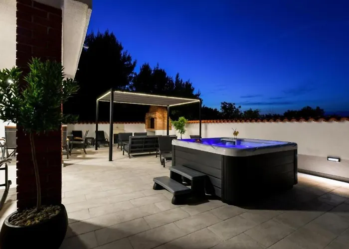 Dom wakacyjny Four Bedroom With Hot Tub
