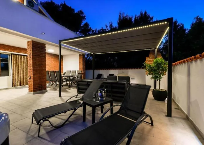 Dom wakacyjny Four Bedroom With Hot Tub *