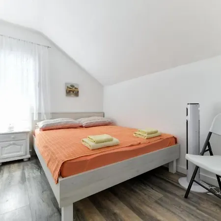 펜션 Four Bedroom With Hot Tub Pašman