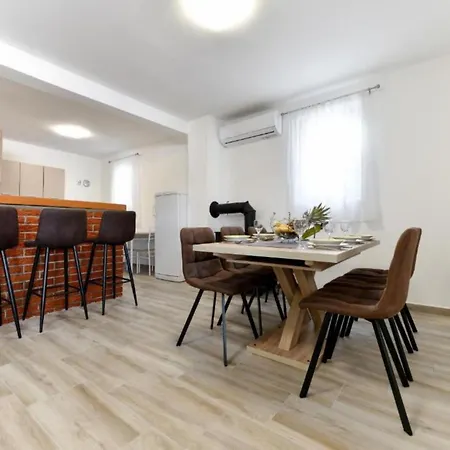 Four Bedroom With Hot Tub 펜션