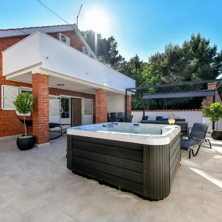 펜션 Four Bedroom With Hot Tub