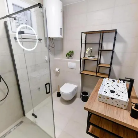 Four Bedroom With Hot Tub 別荘 *