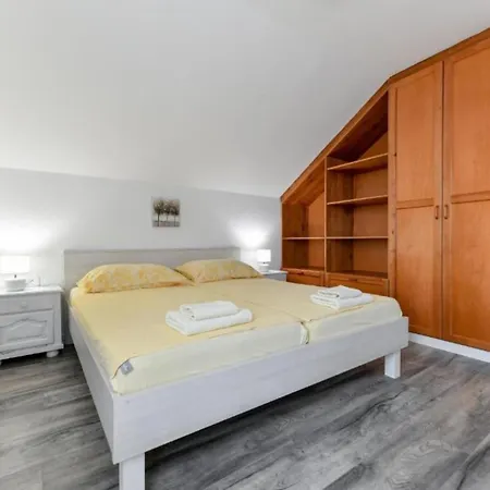 Four Bedroom With Hot Tub * Pašman