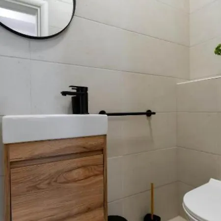 Four Bedroom With Hot Tub 펜션