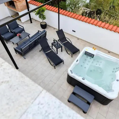 펜션 Four Bedroom With Hot Tub