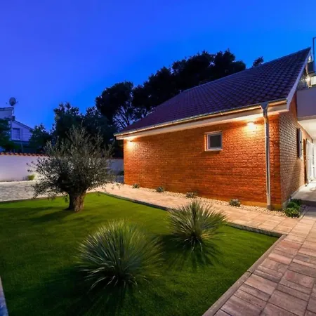 Four Bedroom With Hot Tub *