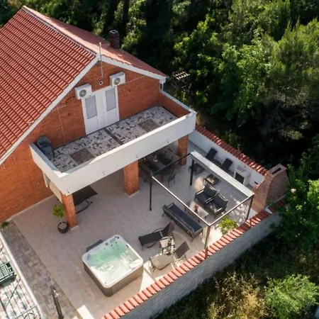펜션 Four Bedroom With Hot Tub