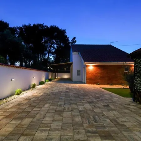 펜션 Four Bedroom With Hot Tub Pašman