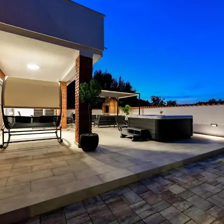 펜션 Four Bedroom With Hot Tub Pašman