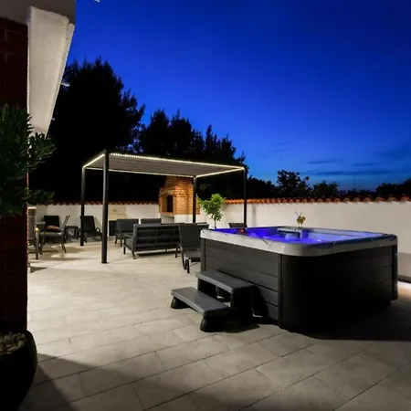 펜션 Four Bedroom With Hot Tub