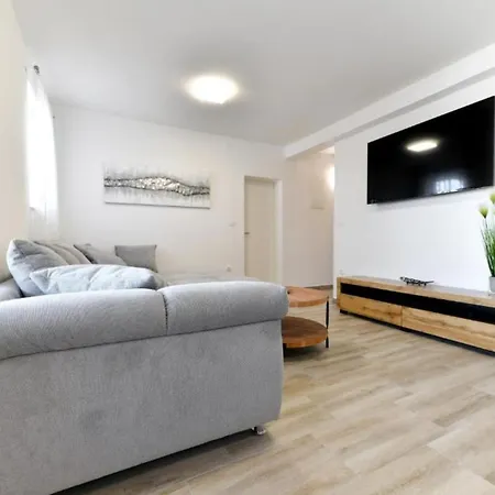 펜션 Four Bedroom With Hot Tub Pašman